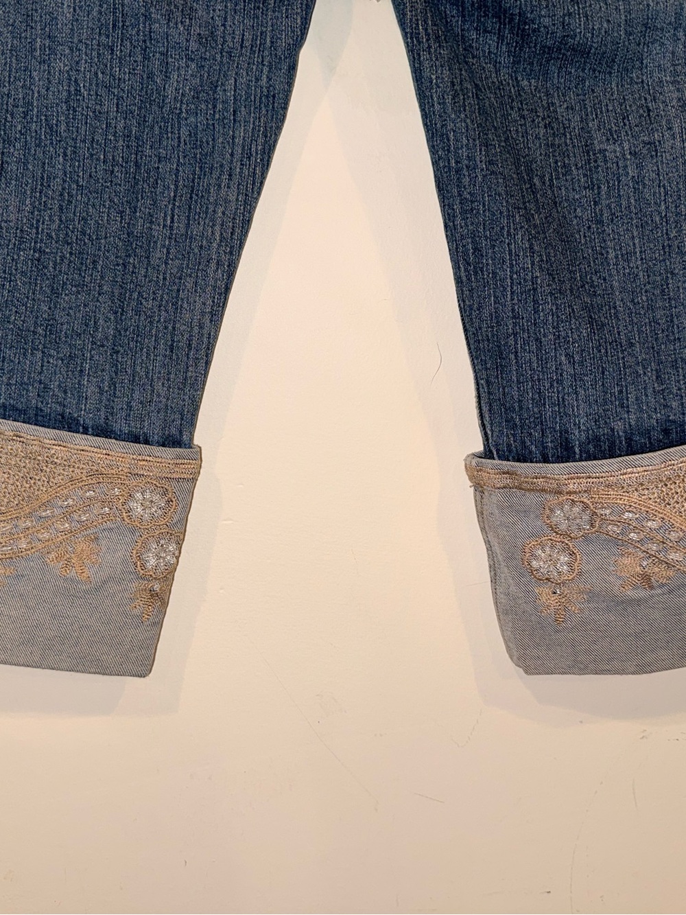 Tribal Embroidered Cuff Capri Jeans ✨ Stunning Detail & Perfect Stretch ✨ - Picture 8 of 8